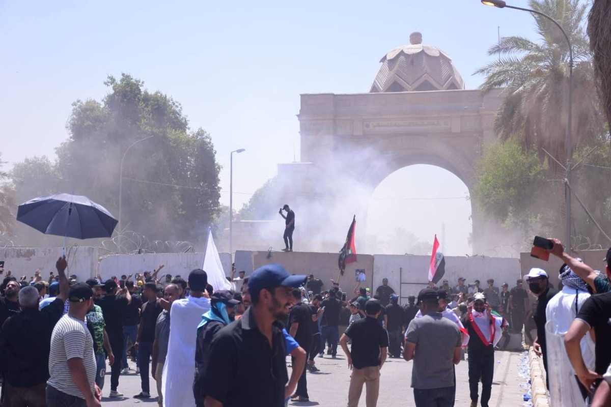 فیلم| تظاهرات دوباره حامیان صدر در بغداد/ معترضان وارد ساختمان پارلمان شدند