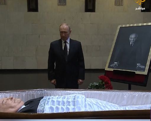 عکس| ادای احترام پوتین به جنازه گورباچف عکس| ادای احترام پوتین به جنازه گورباچف