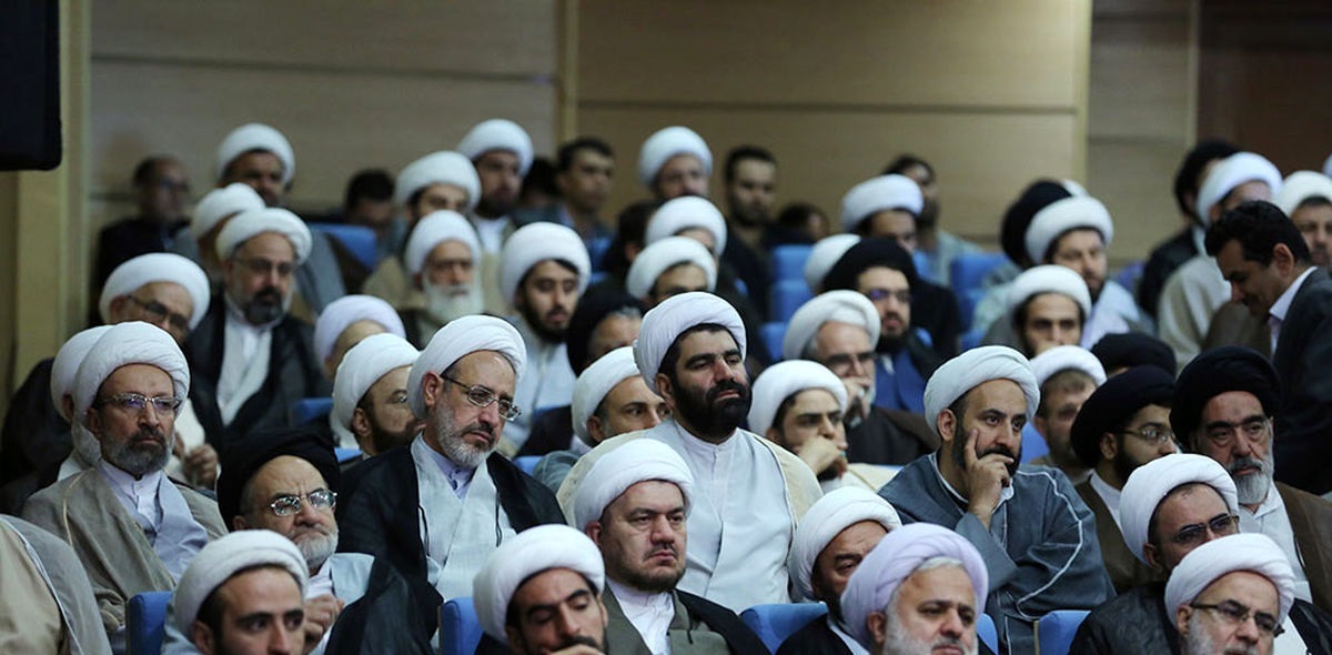 انتقاد از حضور روحانیون در بانکها: روحانیت نباید در هیچ کار اجرایی حضور یابد
