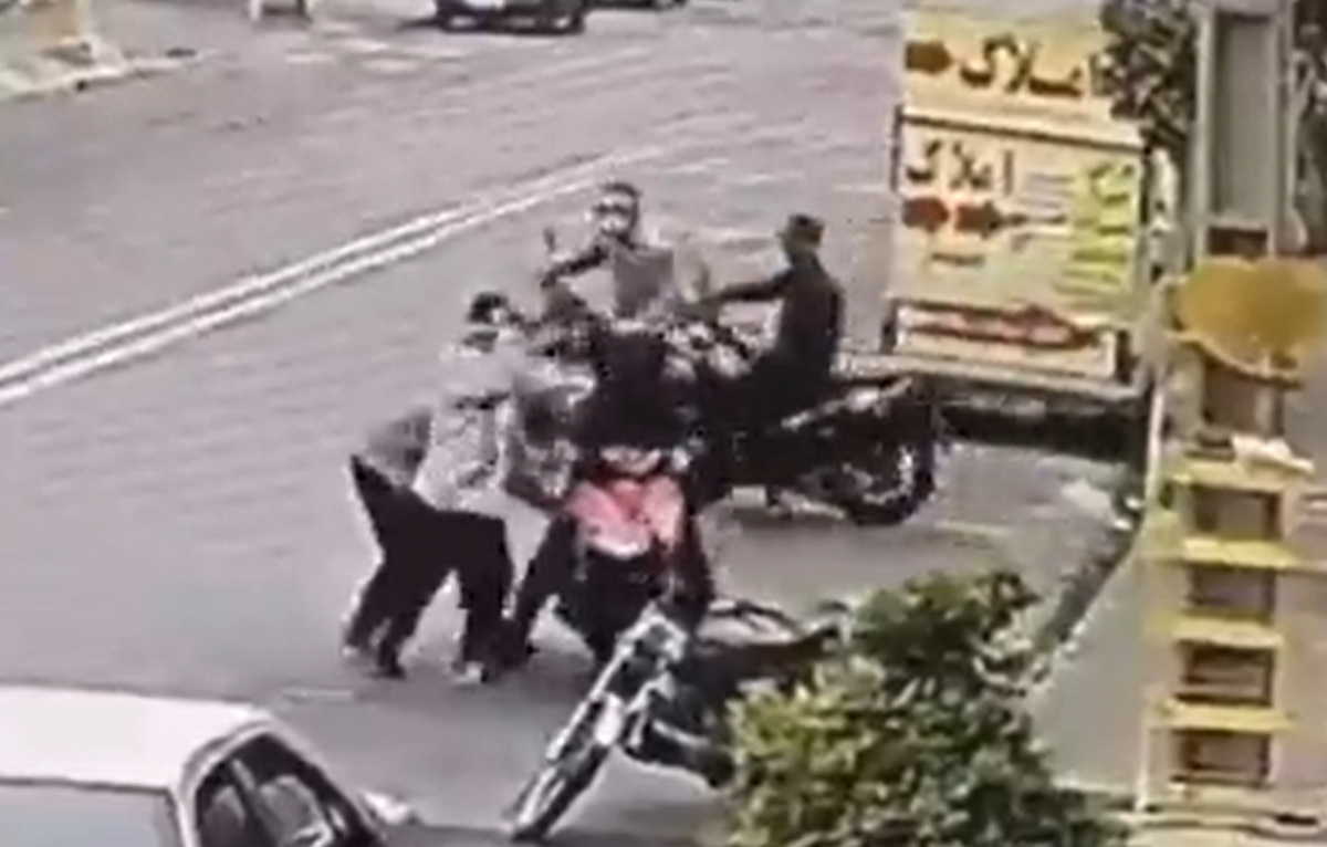 فیلم| خفت‌گیری وسط خیابانی در تهران از یک موتورسوار!