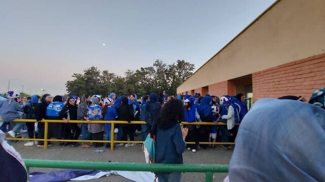 عکس| زنان استقلالی با بلیت پشت در آزادی ماندند/ تشویق وریا غفوری