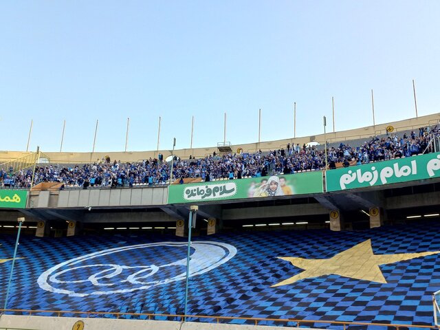 عکس| زنان استقلالی با بلیت پشت در آزادی ماندند/ تشویق وریا غفوری