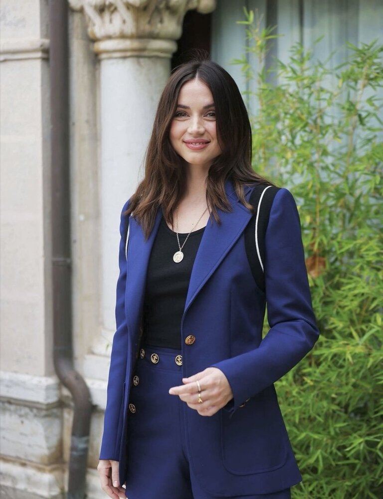 تیپ جالب آنا د آرماس روی فرش قرمز ونیز/ عکس