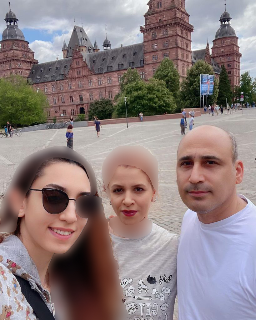 کشف حجاب مادر کیمیا علیزاده در خارج از ایران کشف حجاب مادر کیمیا علیزاده در خارج از ایران