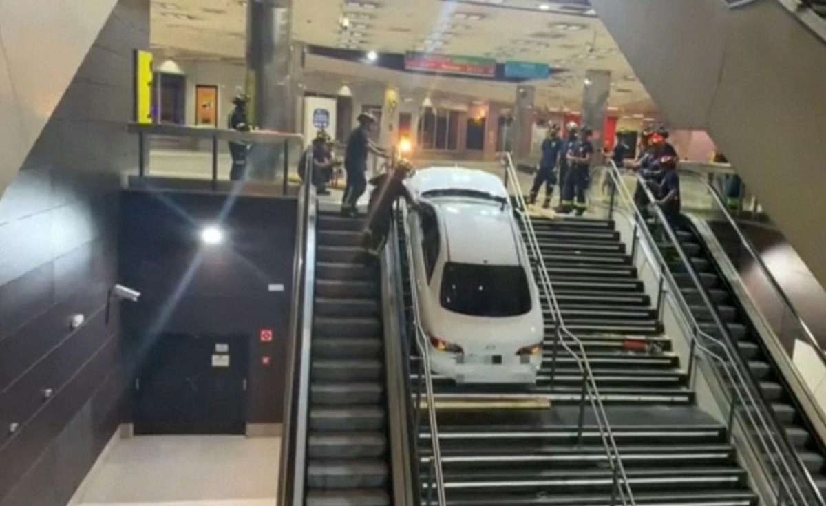 فیلم| ورود خودرو سرقتی به ایستگاه مترو!