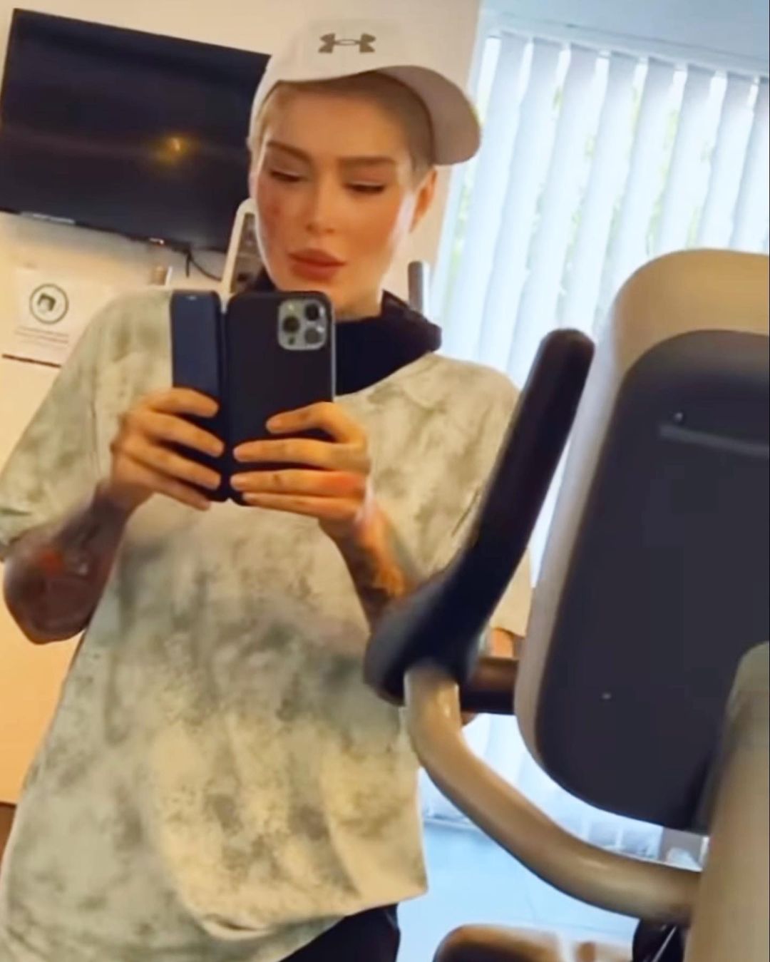 ظاهر جدید سحر قریشی بعد از سفر به دوبی با تتو ظاهر جدید سحر قریشی بعد از سفر به دوبی با تتو