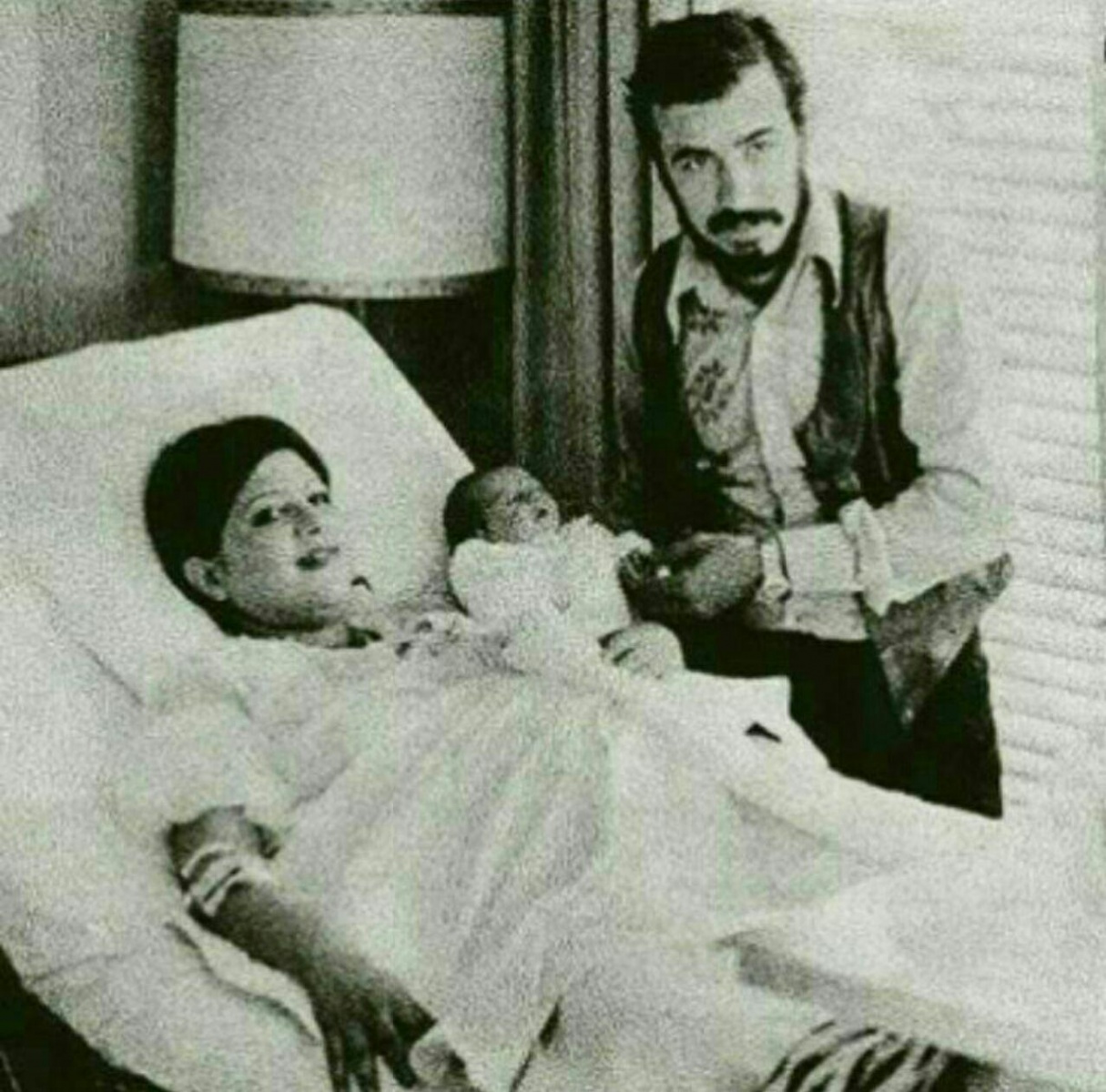 نوزادی لیلا حاتمی در آغوش مادر و پدرش نوزادی لیلا حاتمی در آغوش مادر و پدرش