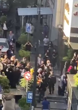 عکس| تجمع مقابل بیمارستان کسری پس از فوت مهسا امینی عکس| تجمع مقابل بیمارستان کسری پس از فوت مهسا امینی