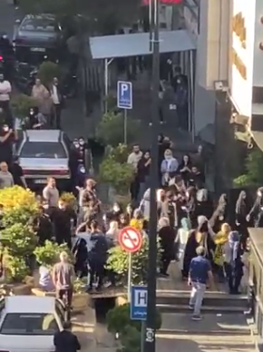 عکس| تجمع مقابل بیمارستان کسری پس از فوت مهسا امینی عکس| تجمع مقابل بیمارستان کسری پس از فوت مهسا امینی