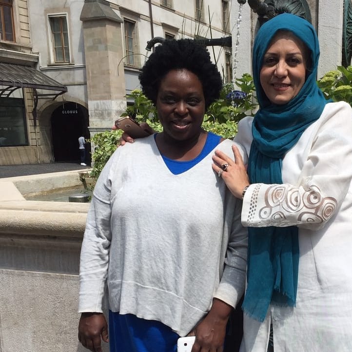 پوشش جنجالی مجری صدا و سیما در خارج از کشور