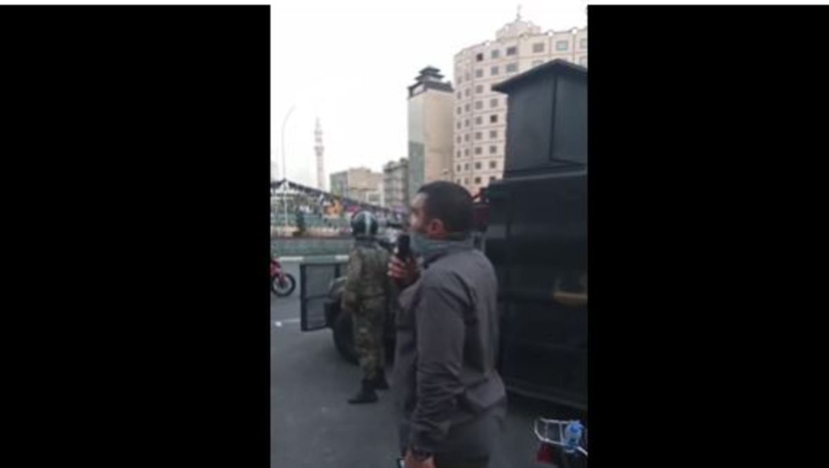 فیلم| صحبت‌های فرمانده یگان ویژه با مردم در میدان ولیعصر تهران