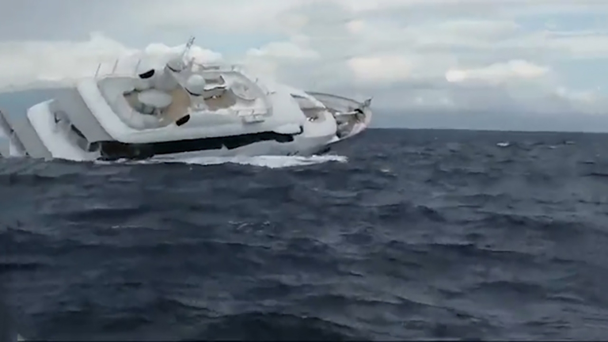 فیلم| غرق شدن کشتی تفریحی ۵۰ میلیون دلاری