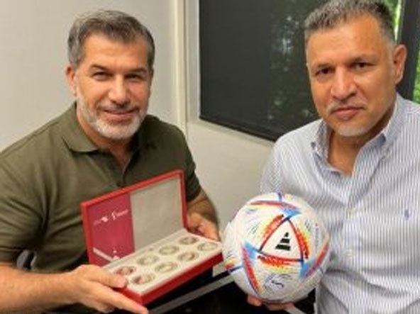 عکس| اهدای توپ رسمی مسابقات جام جهانی قطر به علی دایی عکس| اهدای توپ رسمی مسابقات جام جهانی قطر به علی دایی