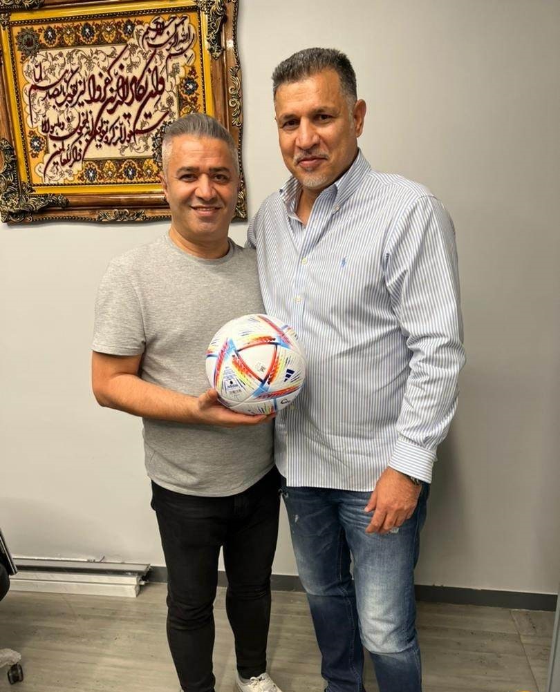 عکس| اهدای توپ رسمی مسابقات جام جهانی قطر به علی دایی عکس| اهدای توپ رسمی مسابقات جام جهانی قطر به علی دایی