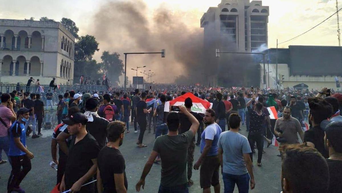 اعتراض و آتش در عراق؛ دستکم ۳۰ نفر کشته و صدها نفر مجروح شده‌اند