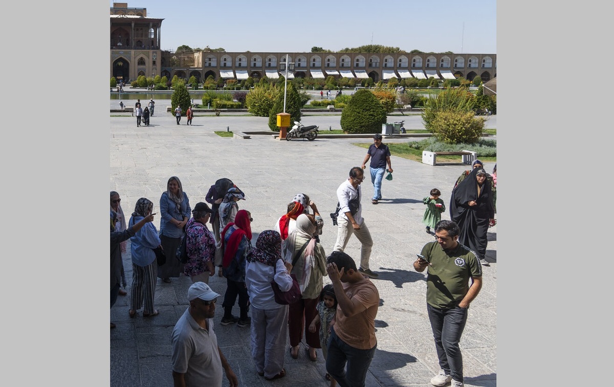 تصاویر| بازدید گردشگران خارجی از بنا‌های تاریخی اصفهان