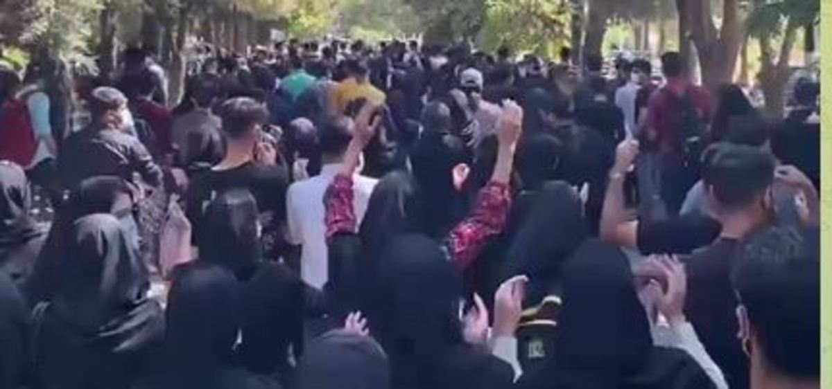 ادامه اعتراضات دانشجویی و دانش آموزان