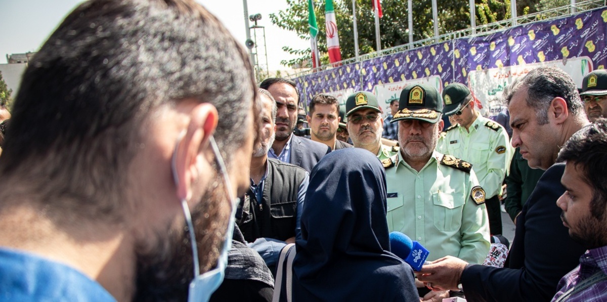 عکس| فرمانده نیروی انتظامی گوش یک سارق را پیچاند
