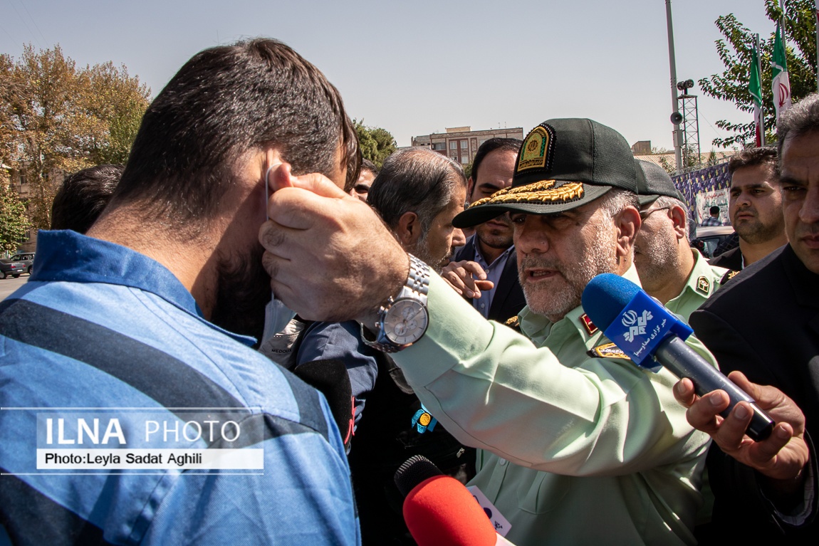 عکس| فرمانده نیروی انتظامی گوش یک سارق را پیچاند