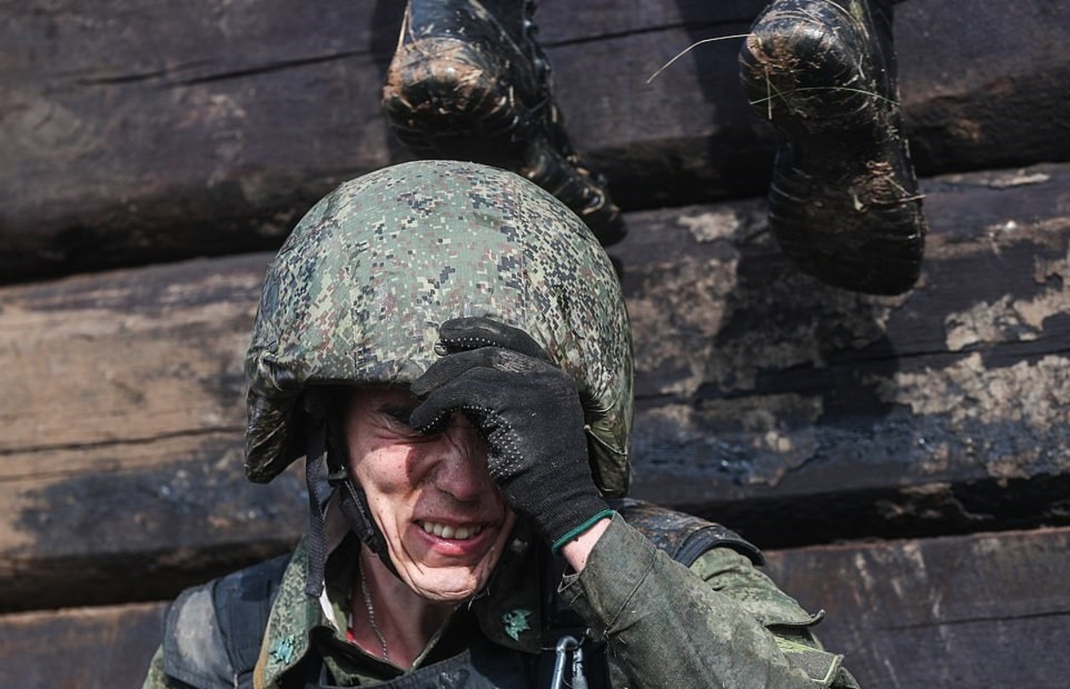 فیلم| کلاه خاص سرباز روسی در جنگ اوکراین
