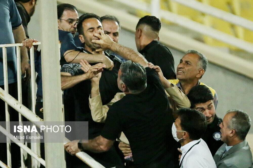 ضرب و شتم مربی استقلال خوزستان توسط محمود فکری!