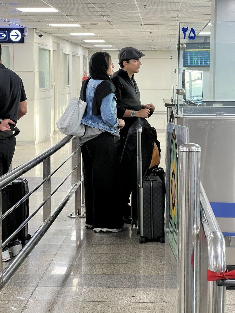 عکس| لحظه توقیف پاسپورت همایون شجریان و سحر دولتشاهی در فرودگاه