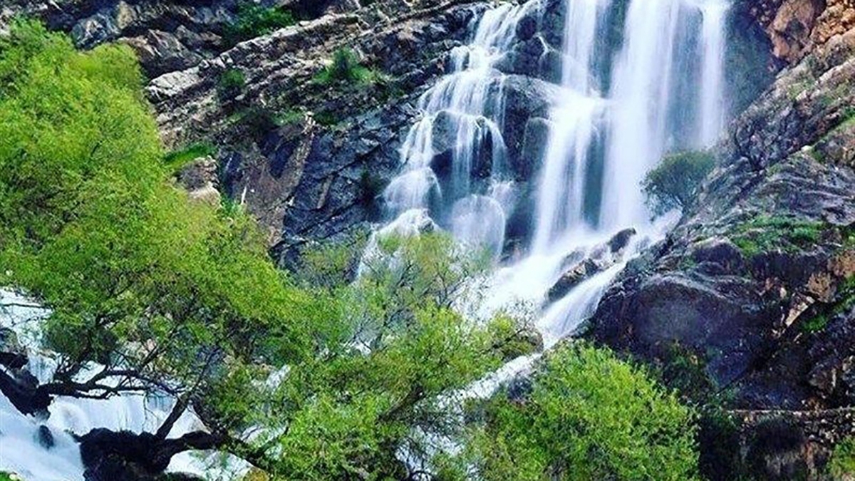 فیلم| آشنایی با آبشار نوژیان در خرم آباد