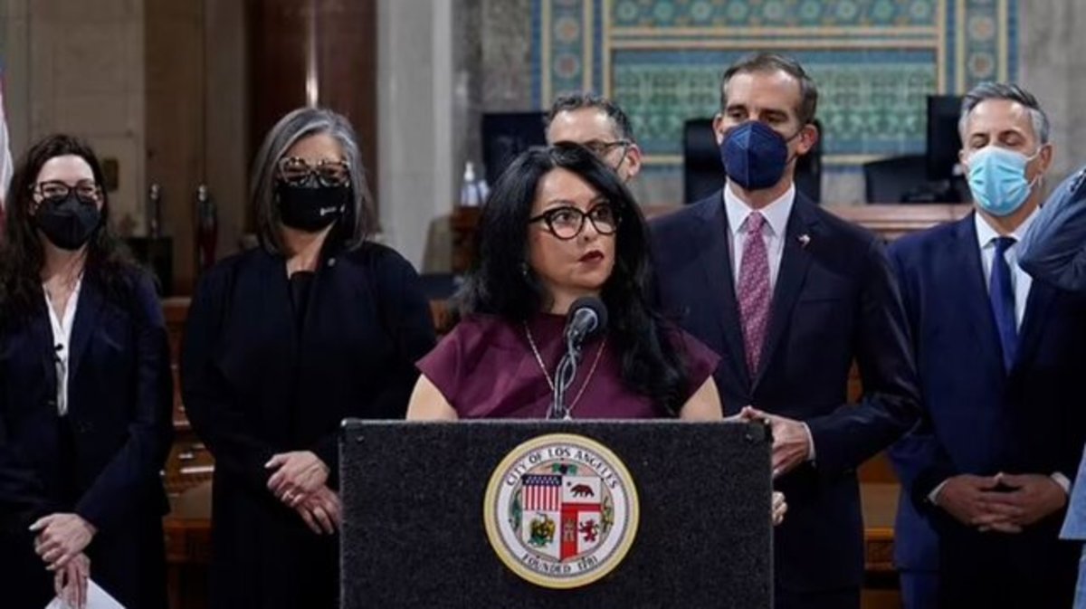رئیس شورای شهر لس آنجلس به دلیل اظهارات نژادپرستانه استعفا کرد
