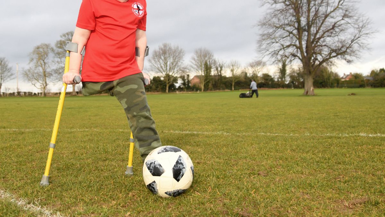 فیلم| فوتبال بازی کردن با یک پا