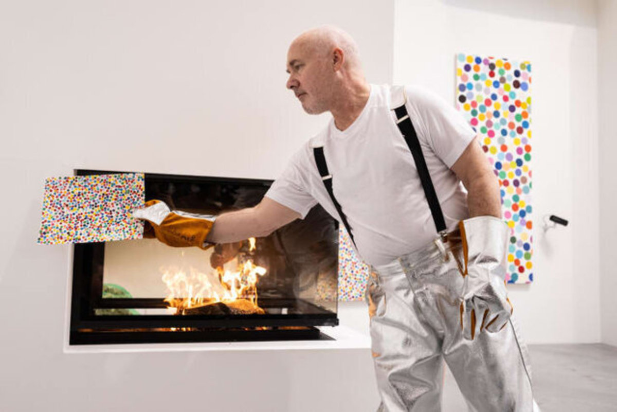 یک هنرمند نقاش ۱۰۰۰ تابلوی خود را سوزاند