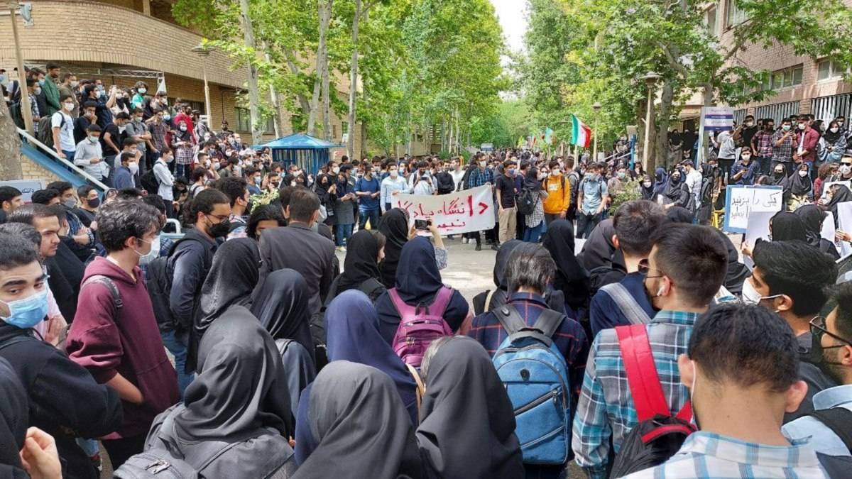 فرهیختگان: دانشجویان می‌خواهند به کلاس درس بازگردند، اما معترضان نمی‌گذارند