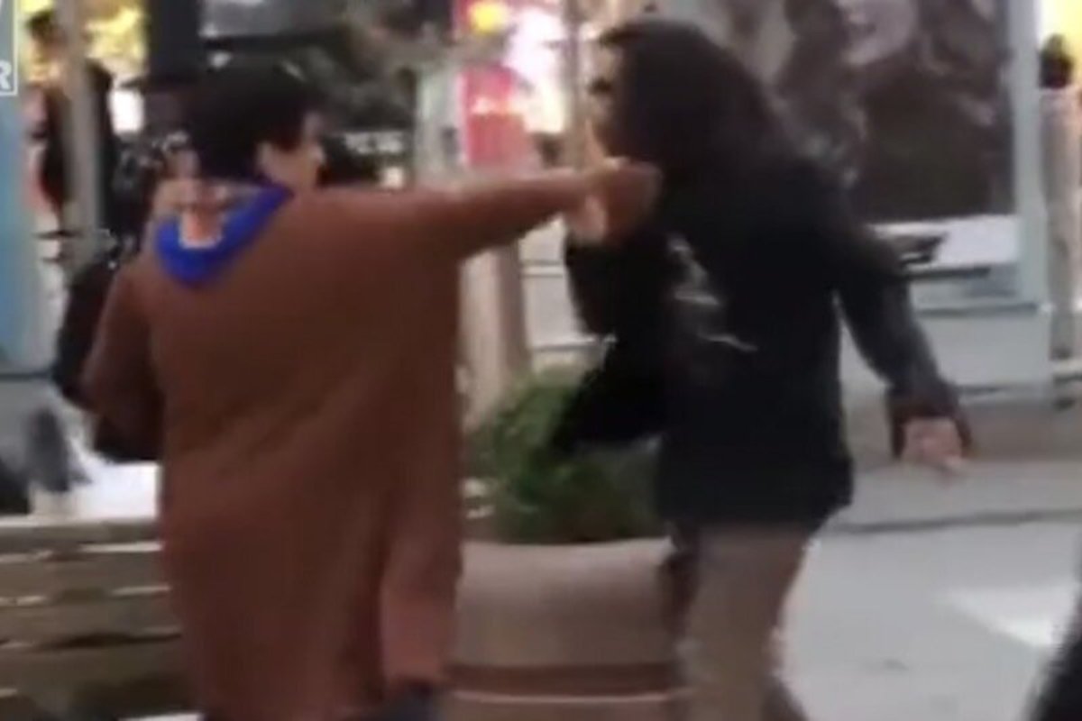 فیلم| حمله زنی با کیف دستی به عابران پیاده در ترکیه
