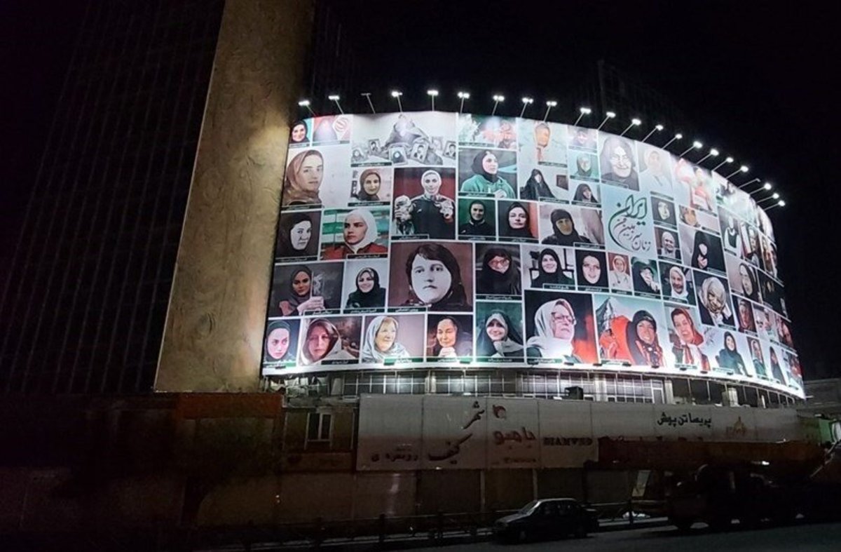 دیوارنگاره جنجالی زنان در میدان ولیعصر