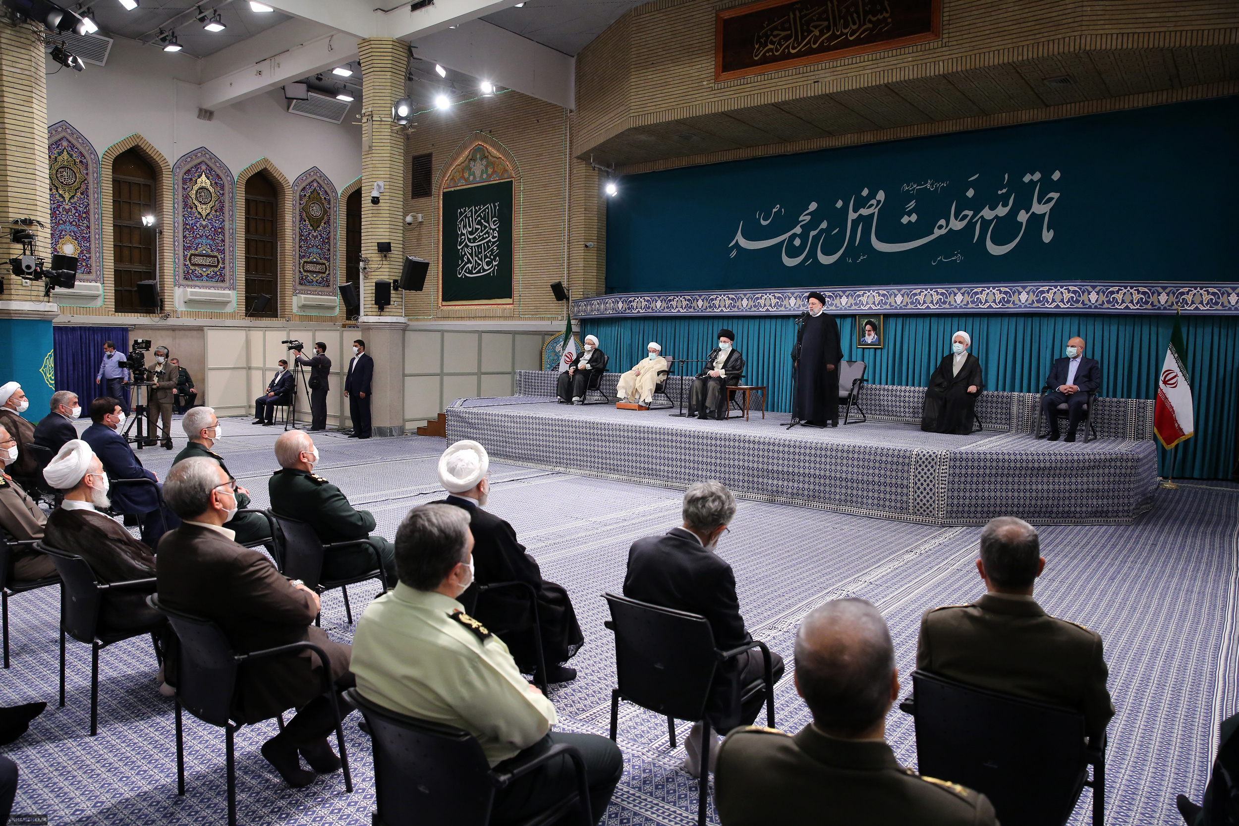 دیدار جمعی از مسئولان و میهمانان کنفرانس اسلامی با رهبری دیدار جمعی از مسئولان و میهمانان کنفرانس اسلامی با رهبری