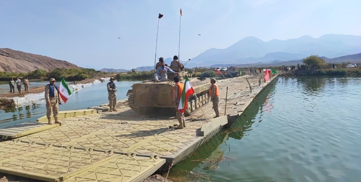 عکس| نصب پل متحرک روی رودخانه و تمرین انتقال تجهیزات در رزمایش سپاه عکس| نصب پل متحرک روی رودخانه و تمرین انتقال تجهیزات در رزمایش سپاه
