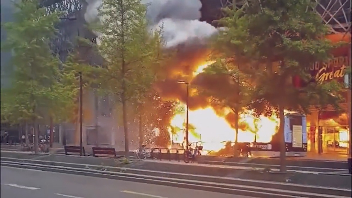 فیلم| آتش گرفتن یک اتوبوس برقی در فرانسه
