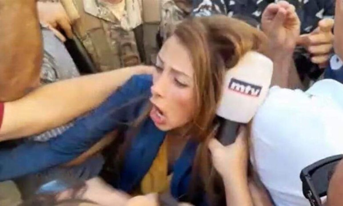 فیلم| گرفتار شدن نماینده زن در میان تجمع اعتراضی مقابل پارلمان لبنان