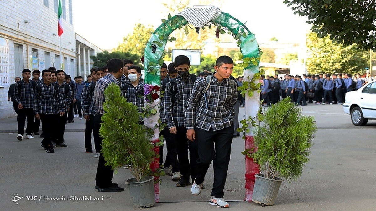 استفاده از ماسک برای دانش آموزان ضروری است