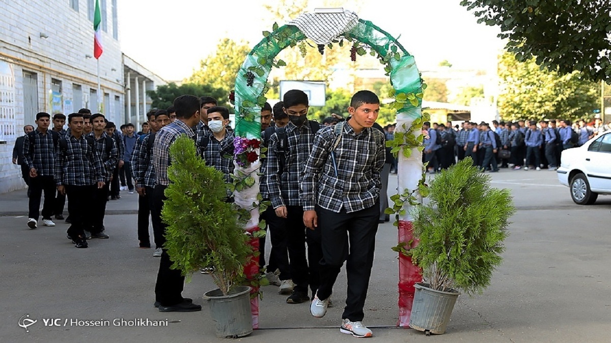 استفاده از ماسک برای دانش آموزان ضروری است