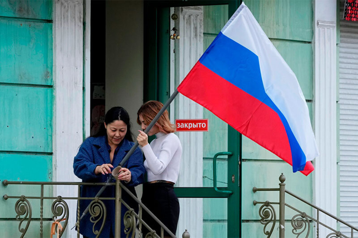 فیلم| برافراشته شدن پرچم‌های روسیه در ماریوپول و دونتسک
