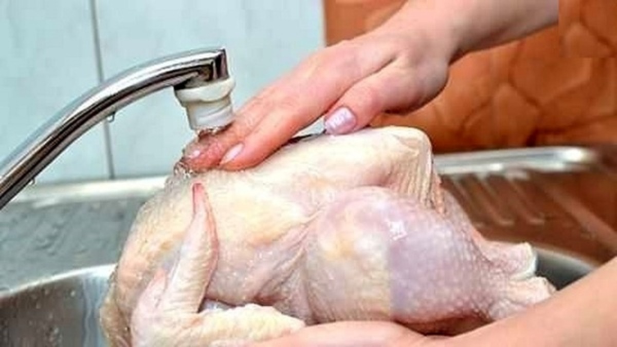 اشتباه خطرناک در شستن مرغ
