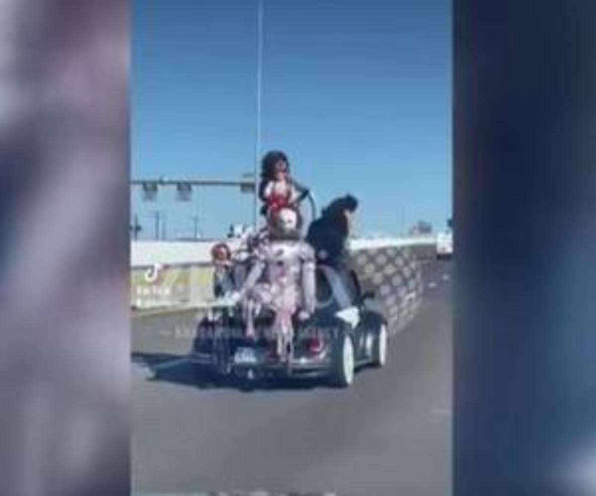 فیلم| خودرویی تزئین شده با عروسک‌های ترسناک