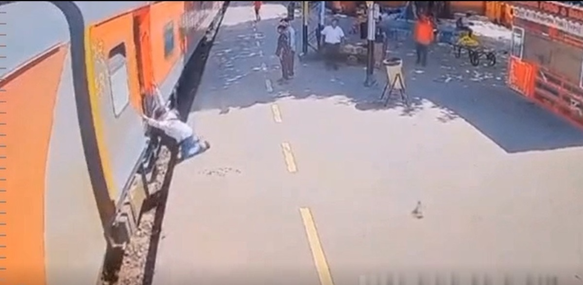 فیلم| سقوط دلخراش یک جوان زیر قطار
