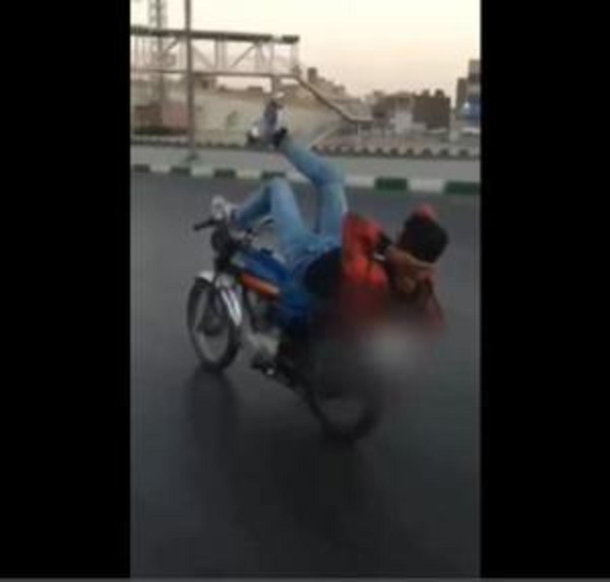 فیلم| حرکات نمایشی خطرناک موتورسوار جوان در مشهد