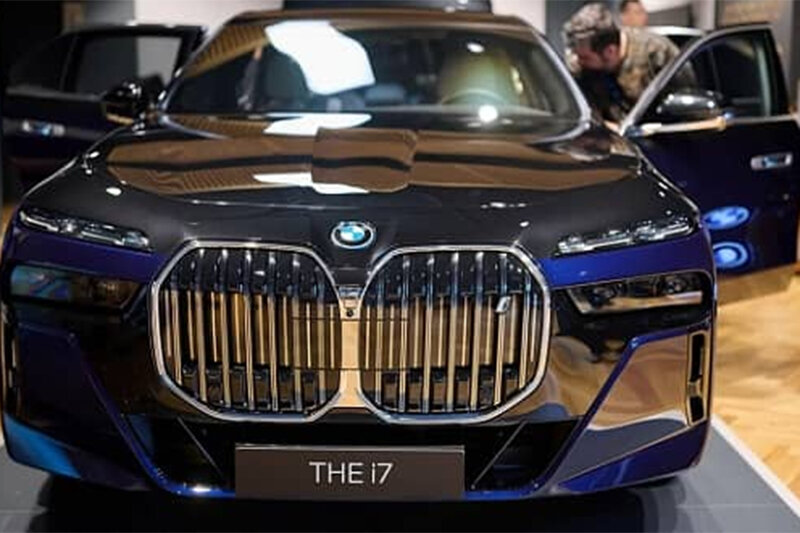فیلم| نگاهی به آپشن‌های دیوانه کننده BMW i7