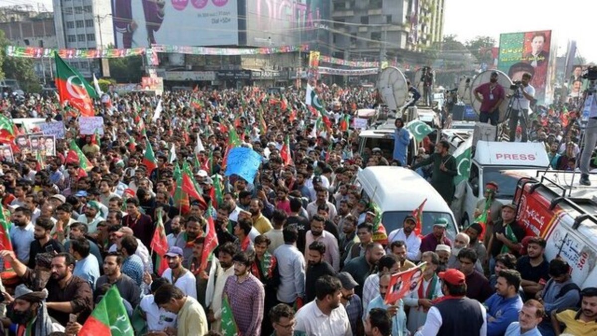 در حمله به کاروان عمران خان، یک نفر هم کشته شد