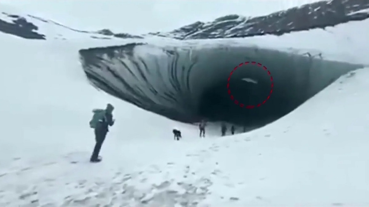 فیلم| سقوط یخ عظیم یک غار روی سر گردشگر