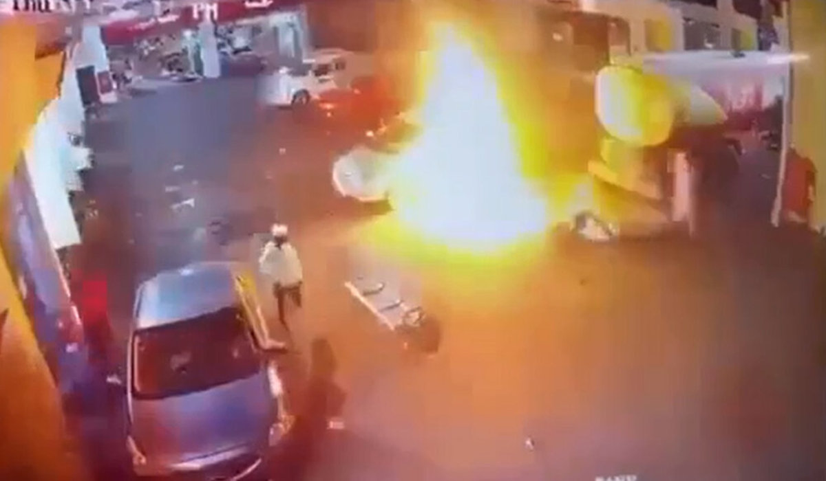 فیلم| لحظه ترسناک آتش گرفتن ناگهانی یک خودرو در پمپ بنزین