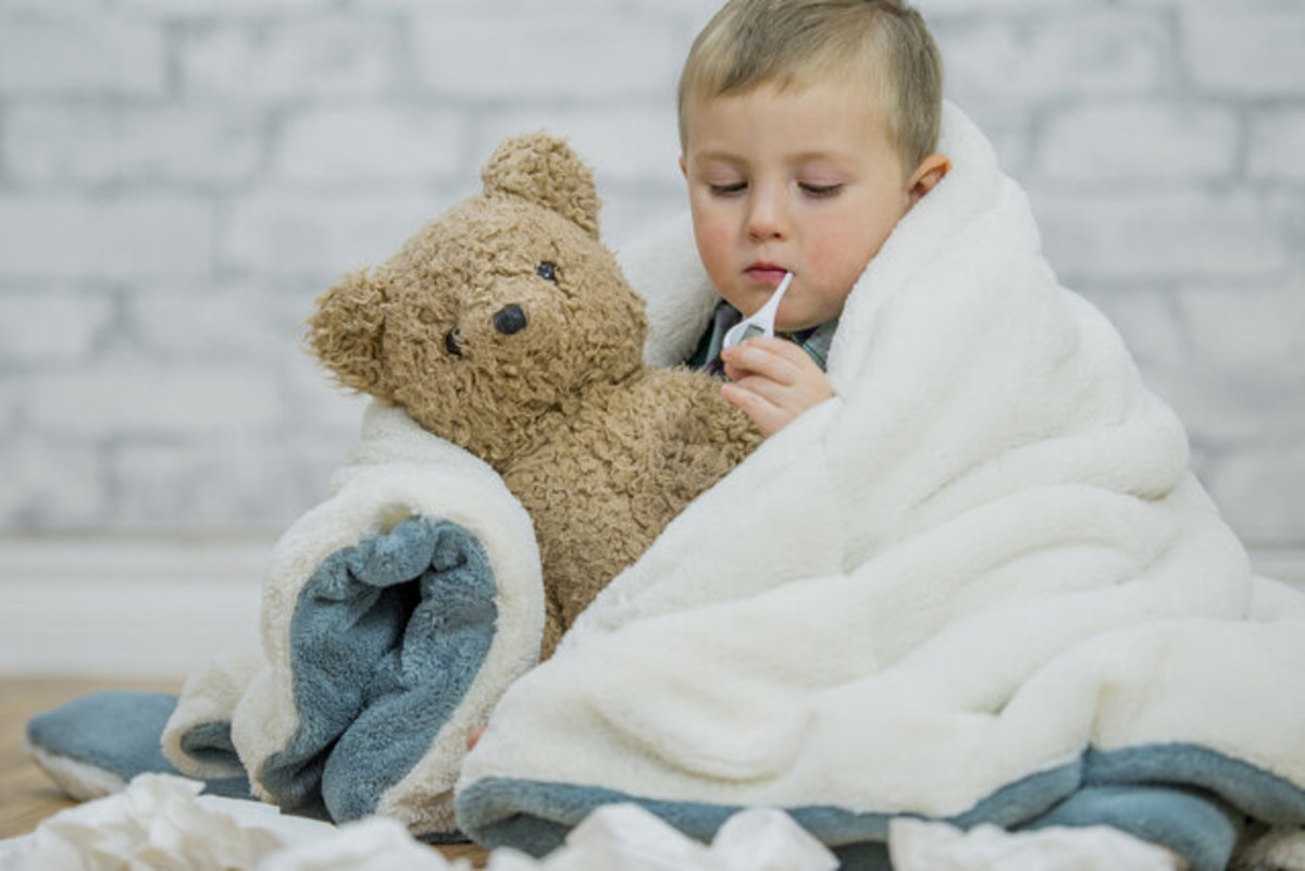 چه عواملی باعث تب در نوزادان می‌شود؟