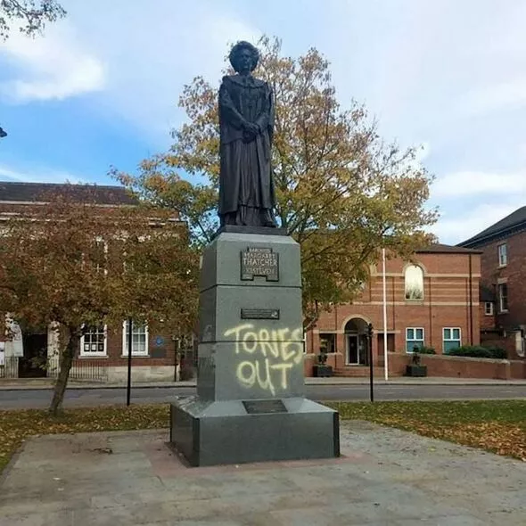 تخریب مجسمه تاچر در انگلیس تخریب مجسمه تاچر در انگلیس